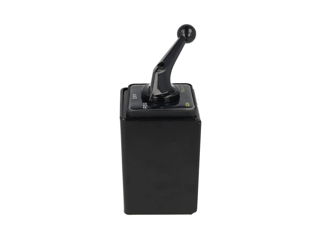 CS503C — INVERSOR DE GIRO 3X32A 690VCA FOR-OFF-REV CAJA METALICA